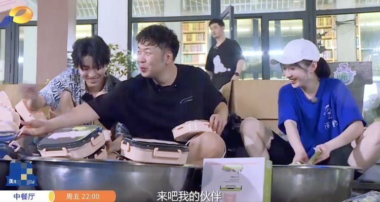 王俊凯|为准备800份盒饭:赵丽颖切菜切到手抖,王俊凯却是另一种画风