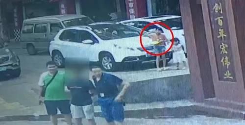 女儿|暖心！辅警街头抓贼，女儿身后敬礼