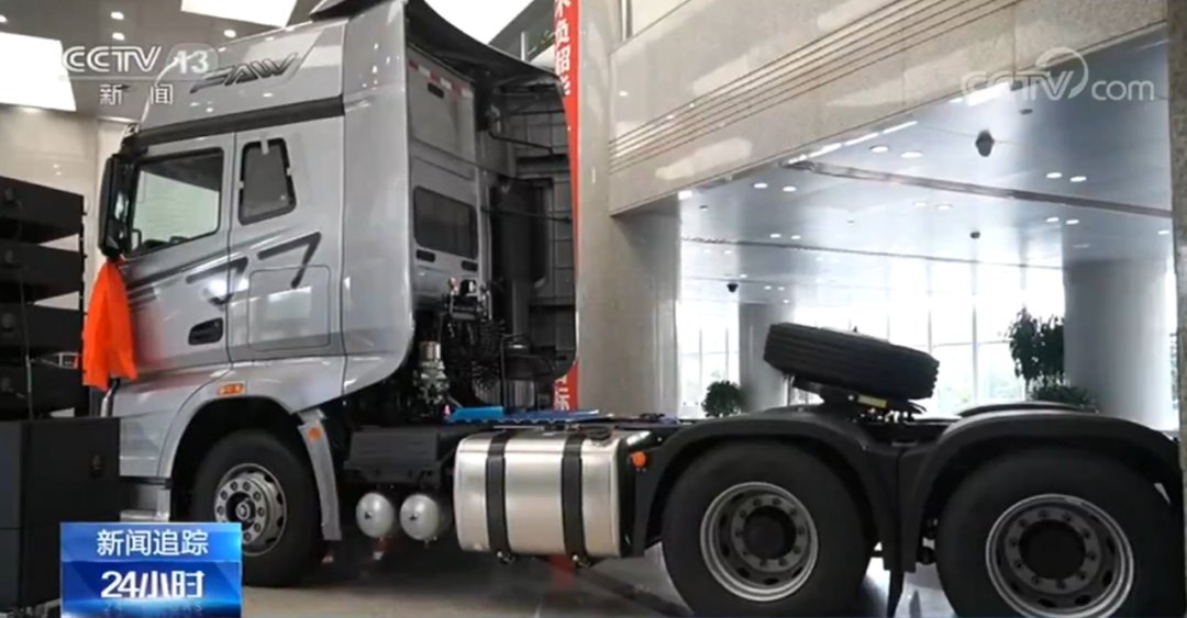  后续|超暖后续！冒死开“火车”驶离闹市的司机，获赠新车