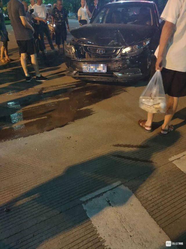  红绿灯|砰一声！双塔路出事了，安全气囊都弹出，车头全烂了