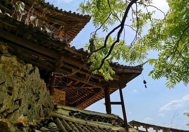 居住|云南深山有座寺庙,建在悬崖上距今千年,独自居住着一位中年男子