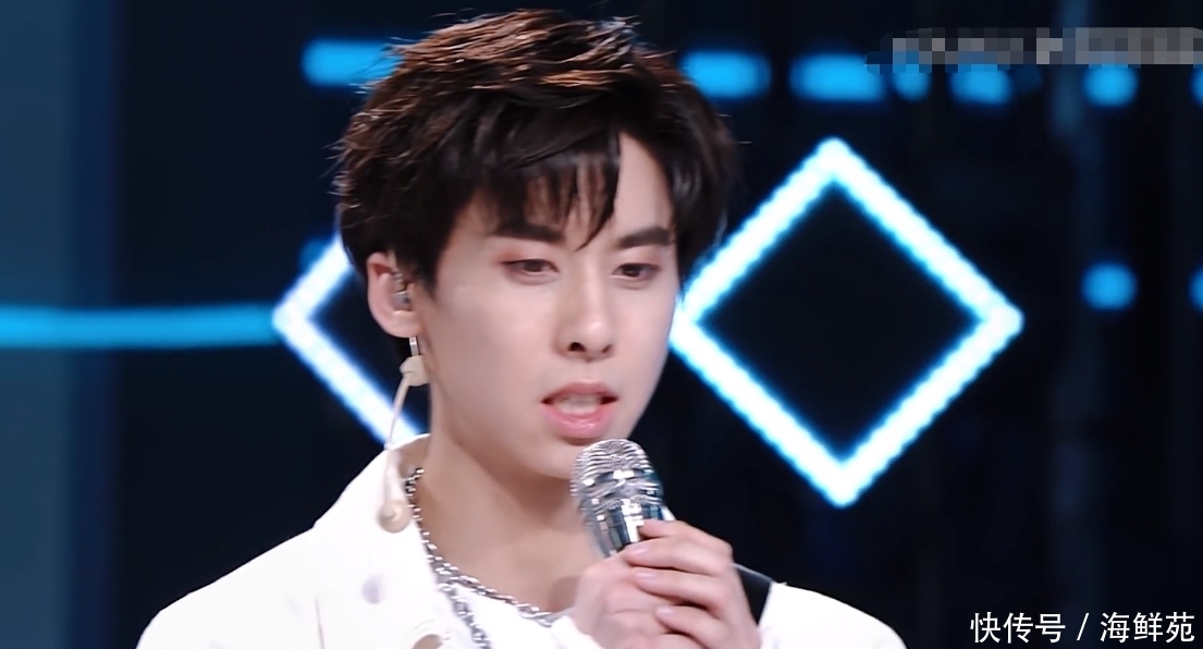  舞台上|千玺在舞台前当导师点评，台上的选手是前队长，对他的称呼很暖心