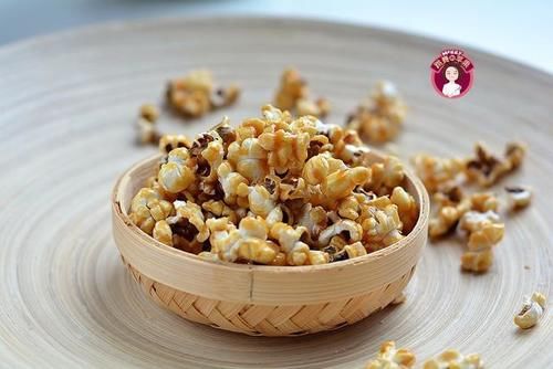  零食|自制焦糖爆米花，追剧听歌小零食，1把玉米豆爆出一大笼，焦脆脆