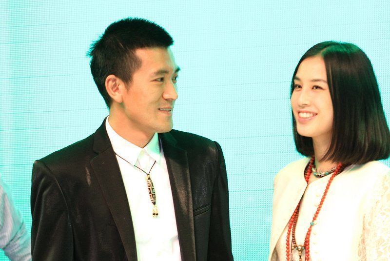 单腿|黄圣依晒“单腿蹲”视频,抬腿的那一刹那,网友:忍不住想要截屏