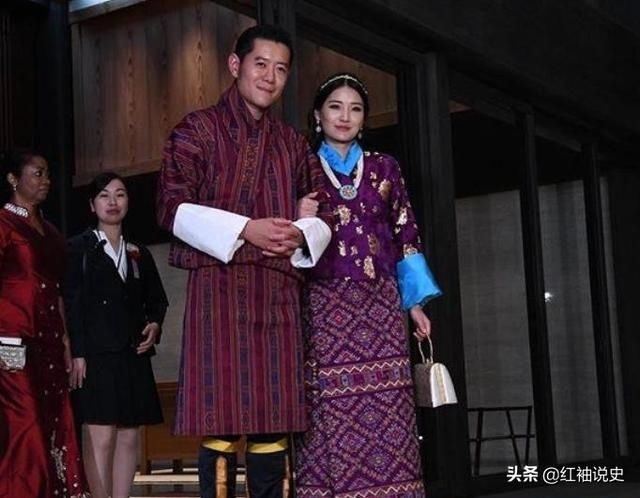  宫廷|30岁佩玛两幅面孔！宫廷晚宴时笑靥如花，面对不丹国王依旧高冷