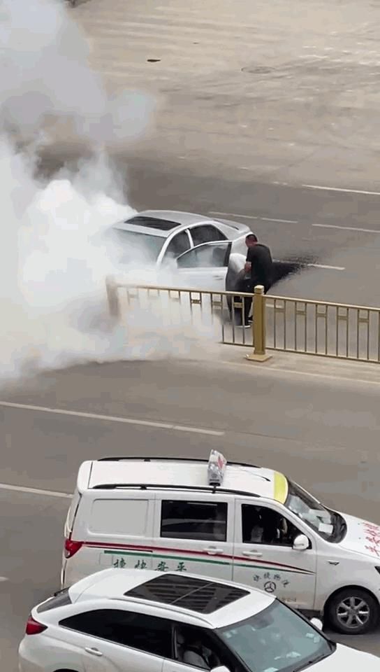  真帅|灯火 | 三位好汉，你们救人的样子真帅！