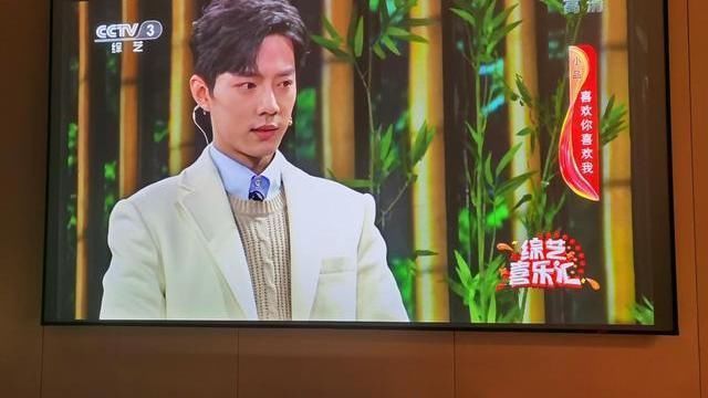爸爸|肖战又上央视了粉丝感谢金主爸爸厚爱职黑他怎么还没糊