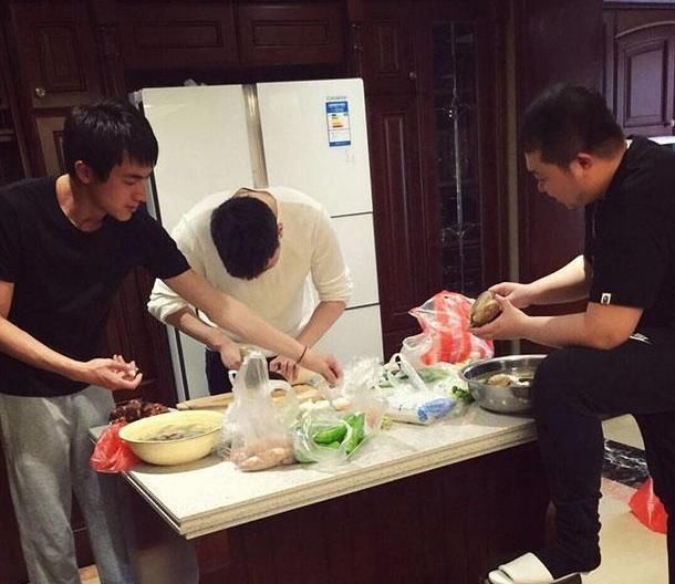  特别|林更新晒出自己的豪宅，头一次见全红木的厨房，做饭会特别香吗？