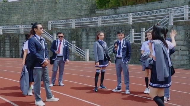  青春|《妻子3》穿学生制服，胡可青春洋溢，我却注意到蔡少芬和吉娜