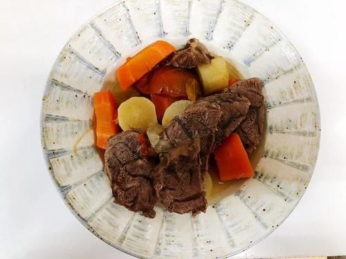  切了才炖|炖牛腱子肉用对料才入味，肉质紧嫩不干不柴，老人30多年的经验