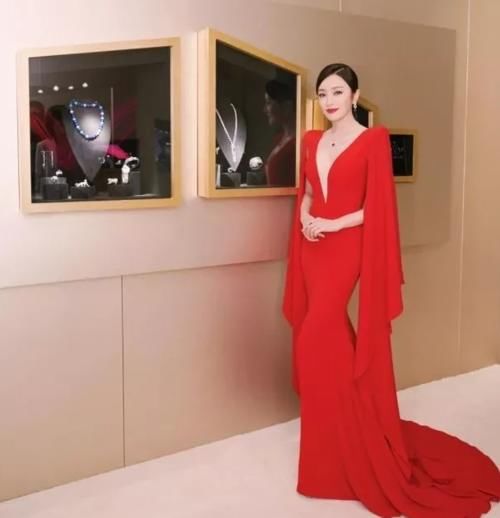  气质|41岁秦岚近照曝光，如今的她褪去保守，气质热辣奔放，妩媚迷人