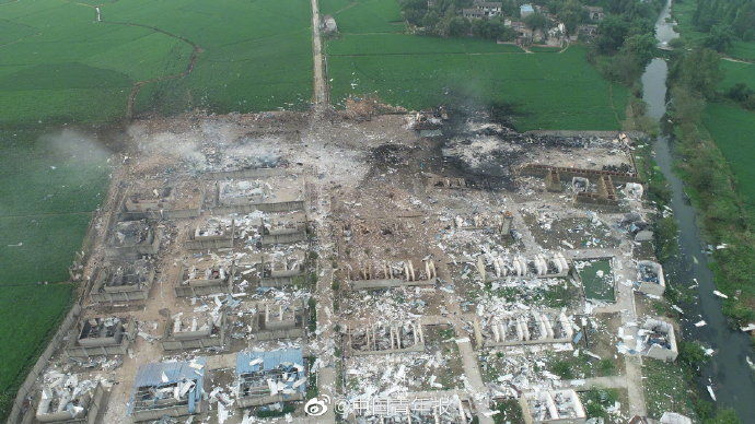  爆炸|航拍四川广汉鞭炮厂爆炸现场：屋顶被掀飞 一片废墟