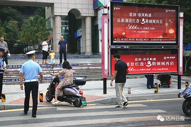 头盔|长记性呀！带娃横穿马路，偏离斑马线，有头盔不戴…69人被罚！