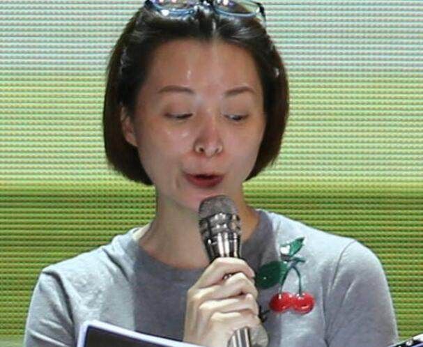  光彩|董卿上节目是光彩夺人，素颜完全是邻居大妈！