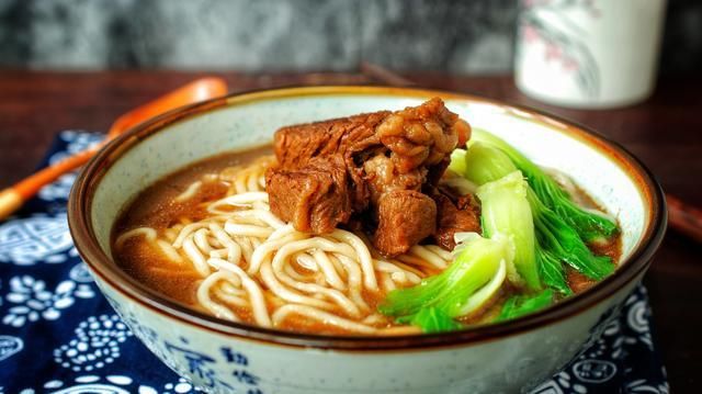 爽滑|面馆老板:煮面条,最忌开水下锅,4个小窍门,筋道爽滑不粘坨