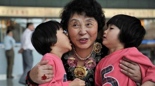 奶粉|失独母亲60岁生育双胞胎，奔走全国为挣“奶粉钱”，如今被骗21万