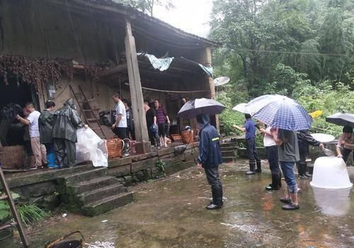  山崖|“不要命”的村主任赶路抢险坠山崖！车辆报废幸好人没事