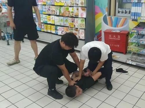 药店|黑衣男子夜探药店，发现监控后他把脸凑了上去……