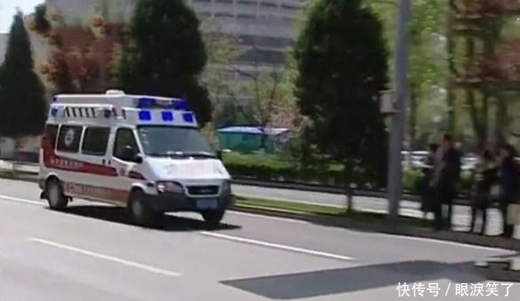  收费站|男子崩溃了, 求你们别吵了, 过路费我来付, 快送我去医院