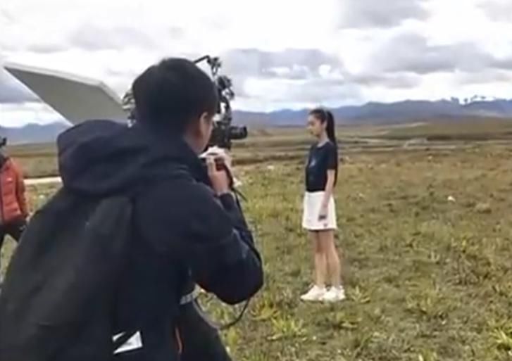  郑恺|郑恺突然掀开baby裙子，谁留意baby说了什么？网友：黄晓明知道吗？