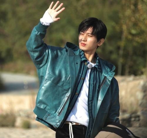  蔡徐坤|《奔跑吧》录制成毅情愿全程抱外套，也不愿被指和蔡徐坤撞衫，好辛苦