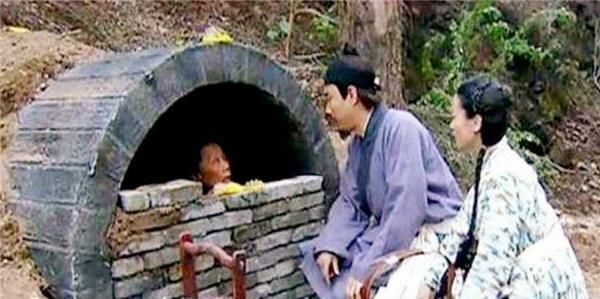 残忍|“瓦罐坟”到底有多残忍?子女把老人送进坟墓,每送一餐就填一块砖