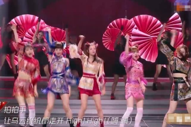  扇子|金莎表演时扇子连掉两次，谁注意张雨绮救场反应？难怪一直那么火