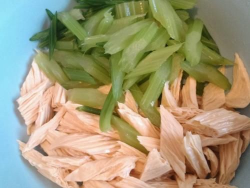  生抽|做凉拌菜时，别直接加生抽，学会这么做，凉拌菜味道好，还入味