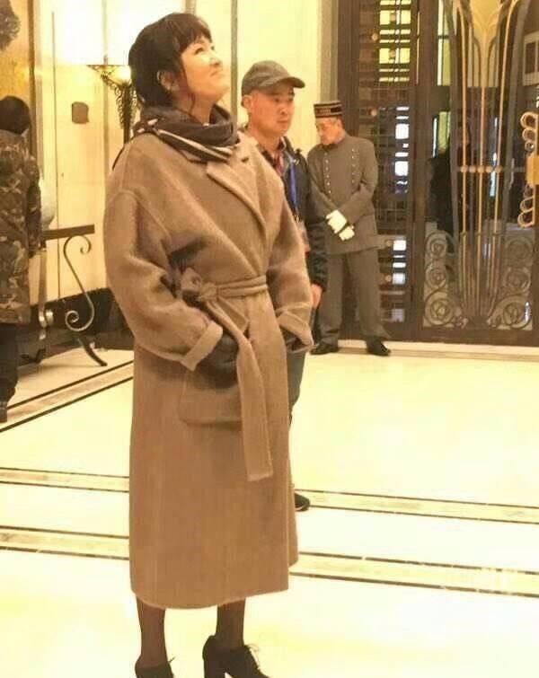 巩俐|巩俐气质也靠包装？不化妆连个普通大妈都不如，54岁老的好真实！