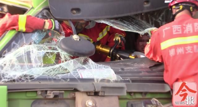  司机|不幸！穿山两货车相撞，路过女子身亡，一司机被夹驾驶室