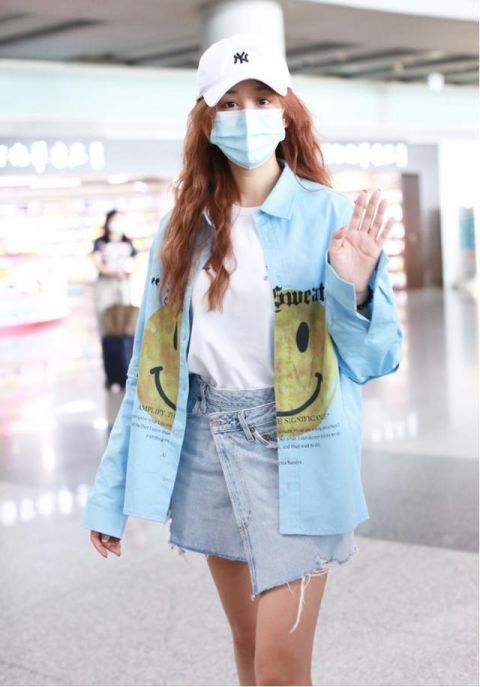  吸睛|海陆打扮有个性，牛仔布“围成”裙子穿出门，款式潮流还吸睛