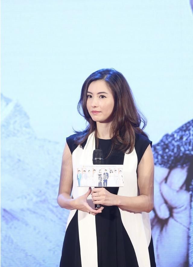  身材|有种“不会老”叫张柏芝，穿这么宽松的裙子，身材也没一点臃肿感