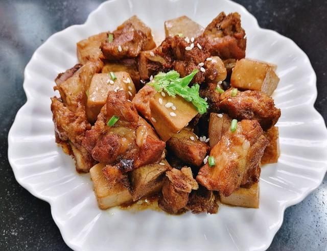 绝配|炖排骨别总放土豆,它才是“绝配”,味道鲜美又补水,秋季别错过