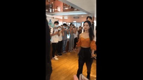  中餐厅|湘江橘子洲头的甜酷girl 赵丽颖现身《中餐厅》发布会现场