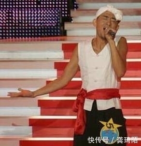 击败|击败凤凰传奇,草根歌手阿宝翻车后退隐歌坛,现在变成软饭男