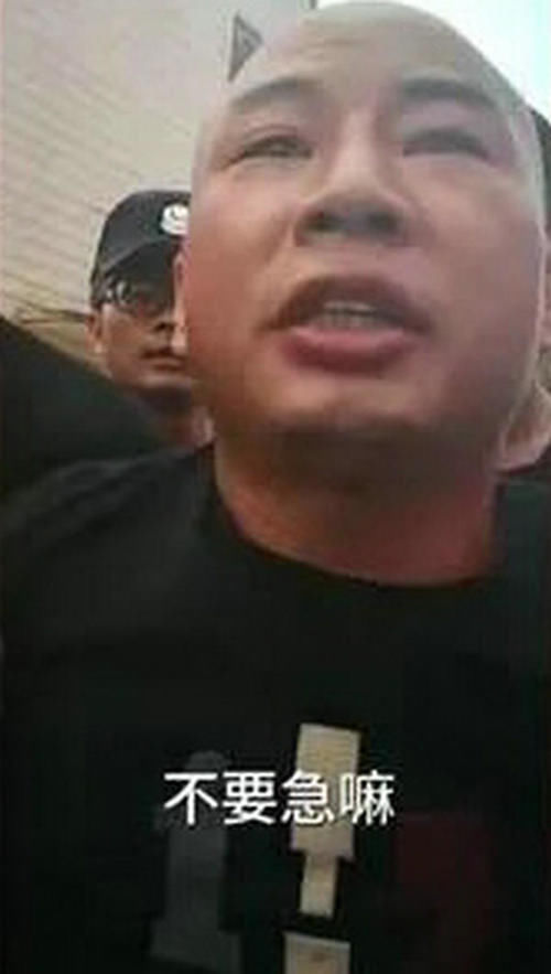 自首|曾春亮被抓后衣冠整洁，嘴角还粘饭粒！这些天他住在哪？