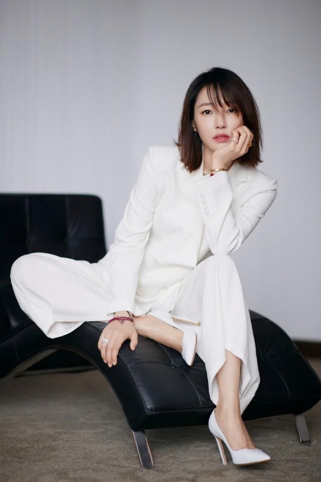  终于|白百何穿白色西装，这次她终于回春了？