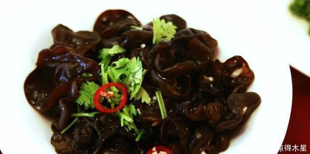 油锅|炒木耳,记得不能直接下油锅,大厨教我小窍门,木耳不炸锅更安全