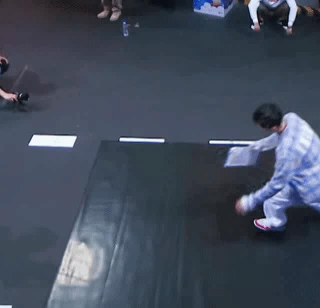  波折|《街舞3》王一博大秀几经波折，改哭编舞师，十年前对手发文力挺！