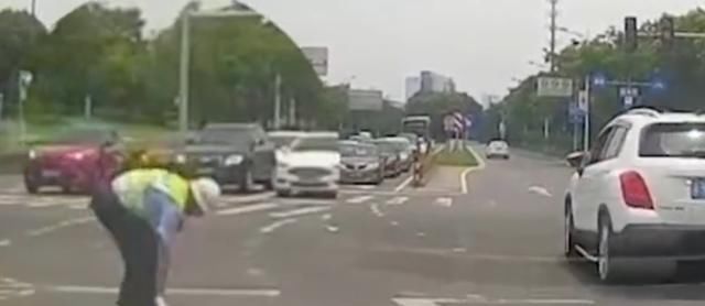  交警|SUV向执勤交警扔东西，看到被扔物品后，网友：好人一生平安