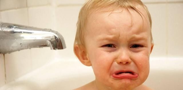  妈妈|婴儿哭闹是人之常情，遇到这位妈妈，让人心疼她的宝宝