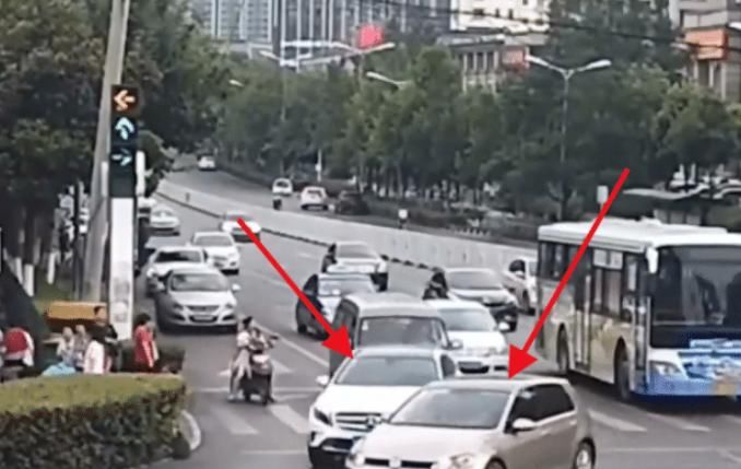  交警|奔驰车礼让行人却被逼停，交警判罚引众人“不满”：罚得太轻了！