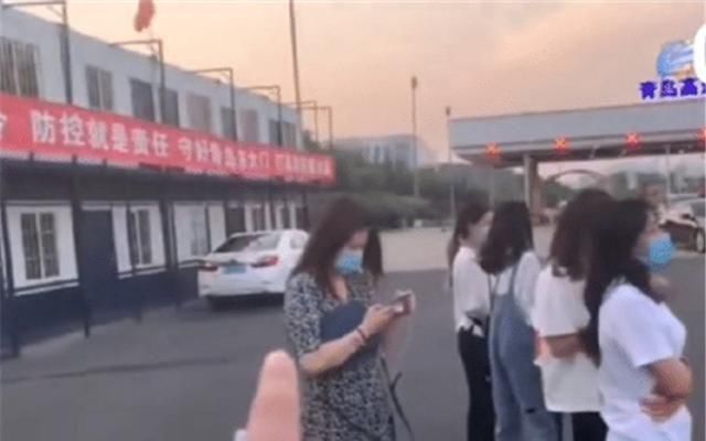 拦停|半路被交警拦停，车内下来7位女同事，车主：丢下谁我都不舍得！