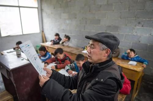  到城里买房|为了孩子教育，农村户口村民在县城买房，需要把户口迁出吗？