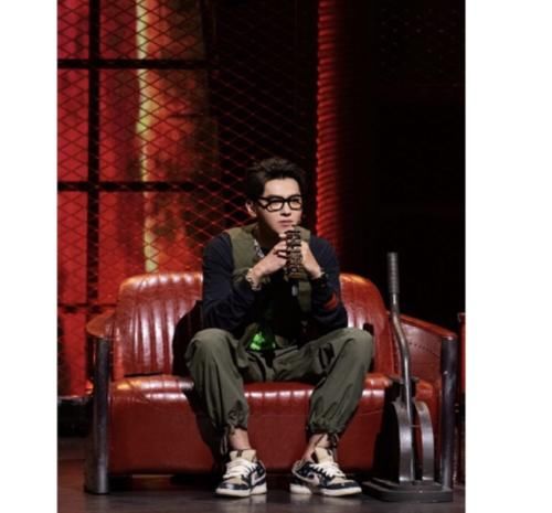 国际|初秋工装裤不会穿？刘昊然LV泼墨套装，高级又国际范十足