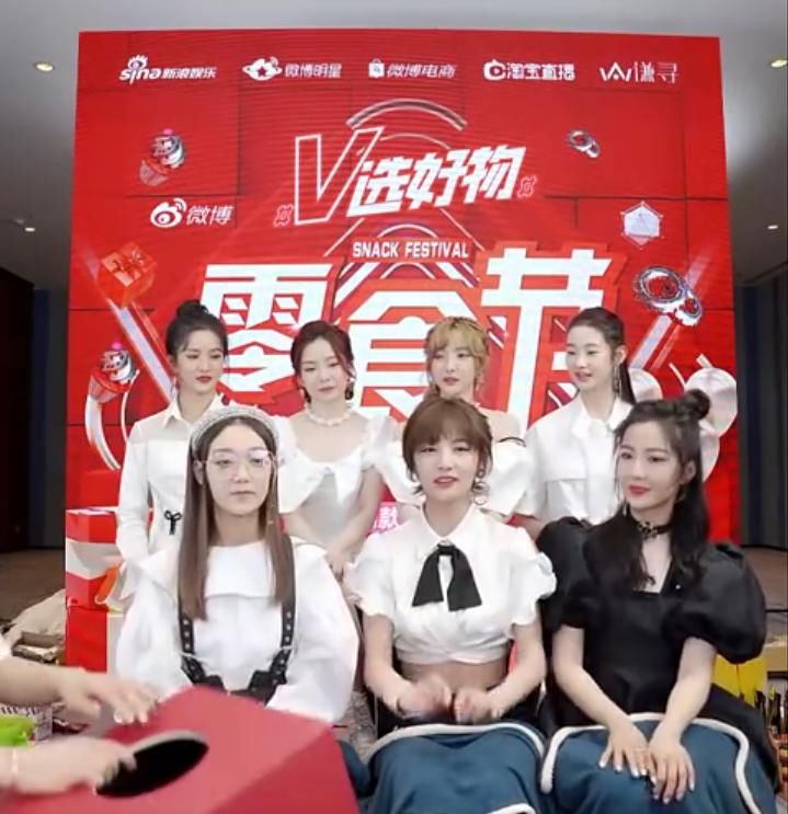 担当|硬糖少女做客薇娅直播间,黑白搭配元气满满,颜值担当很显然