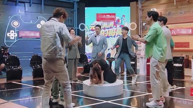  打回|吴昕在浪姐中逆袭，重回主持界却打回原形，本质还是业务能力欠缺