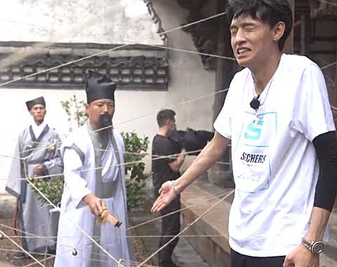  糊脸|德云男团遭惩罚，周九良遭面粉糊脸，郭麒麟被抓，秦霄贤也不容易