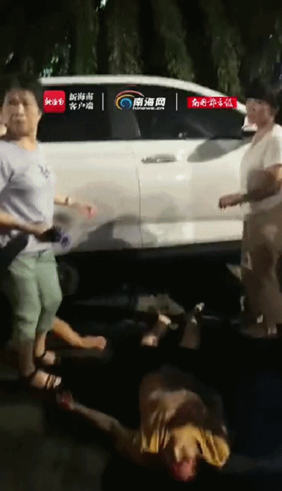 女子|海南一轿车撞伤多人 一女子被卡车底路人齐力抬车