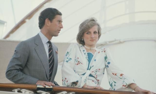 那一|哈里出生的那一晚,戴安娜哭着入睡,明知查尔斯骗她为何还要嫁